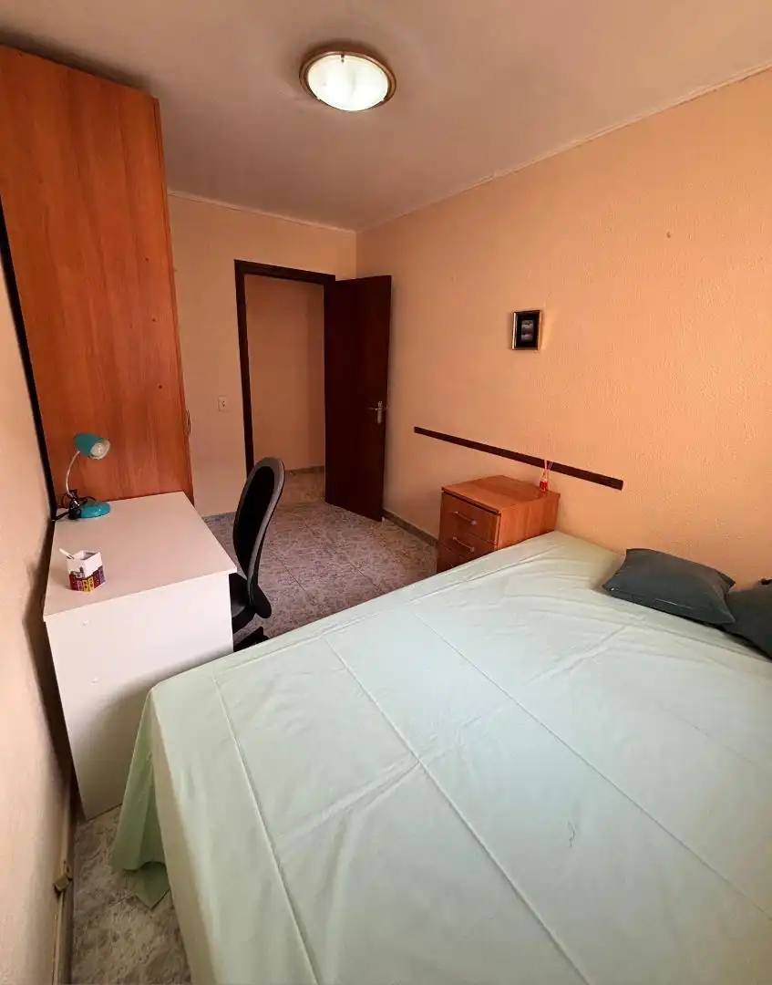 Piso de alquiler en Carrer de l'Escultor Modest Gené, 17, Llevant Habitación de Piso de alquiler en Reus con Terraza, Amueblado y Horno
