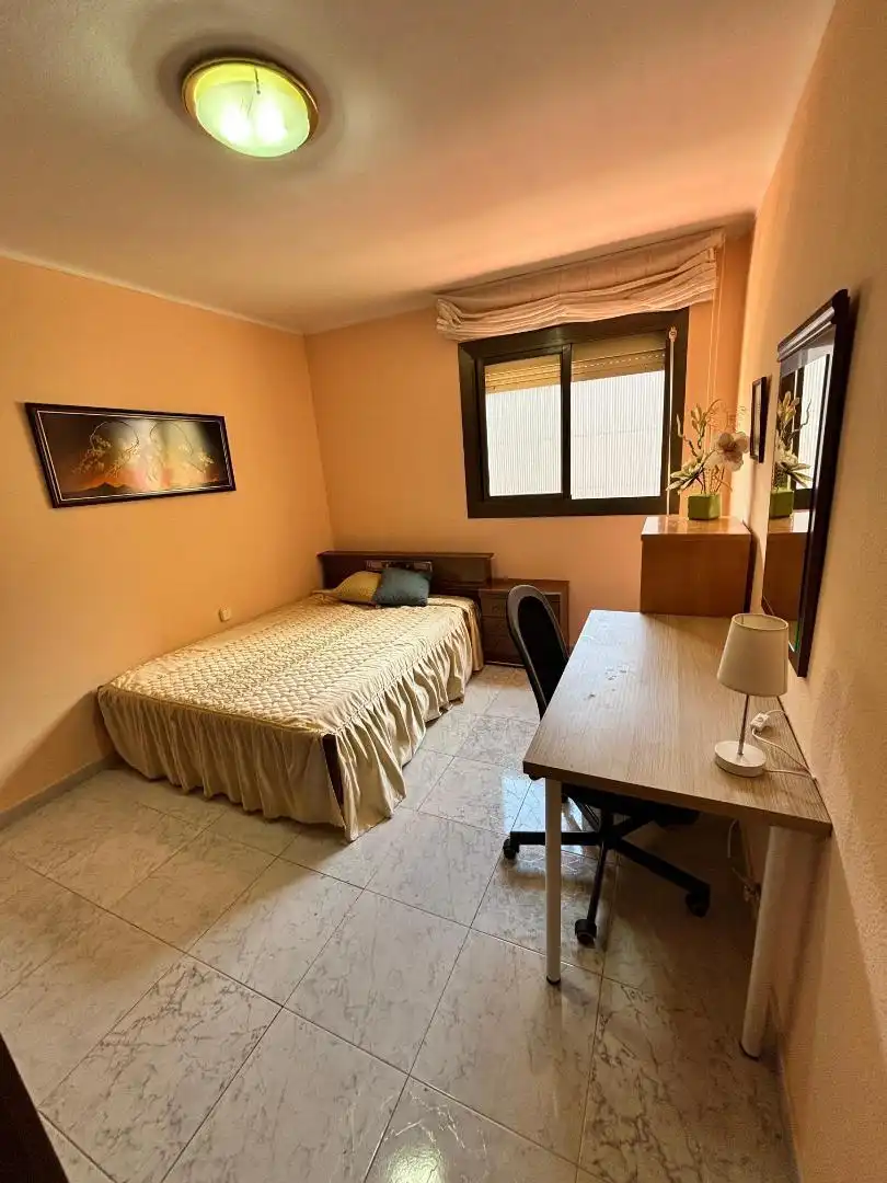 Piso de alquiler en Carrer de l'Escultor Modest Gené, 17, Llevant Habitación de Piso de alquiler en Reus con Terraza, Amueblado y Horno