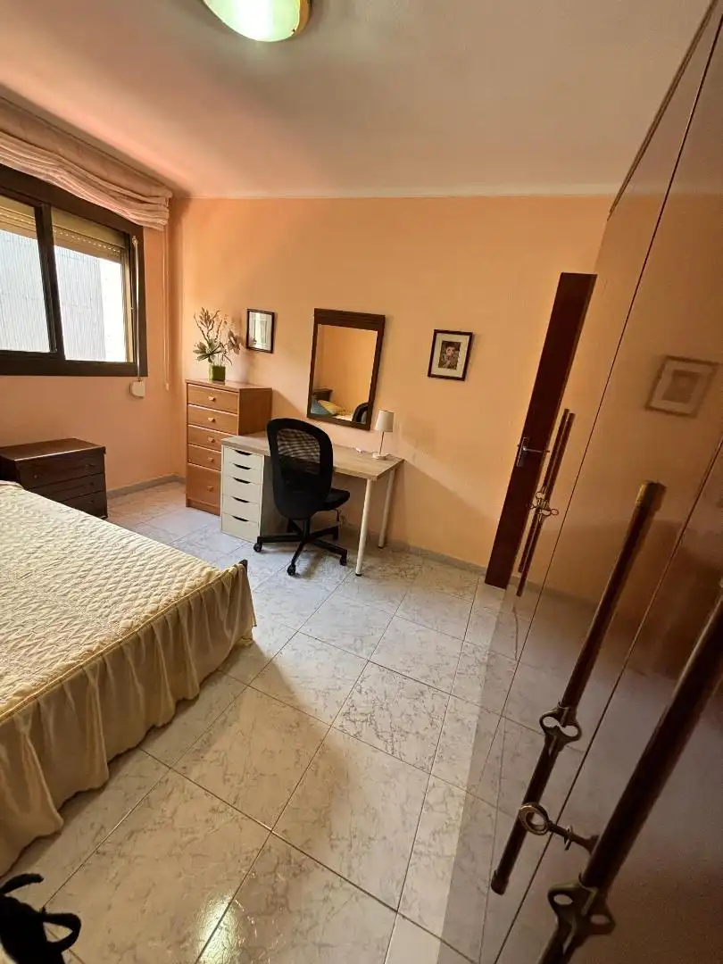 Piso de alquiler en Carrer de l'Escultor Modest Gené, 17, Llevant Habitación de Piso de alquiler en Reus con Terraza, Amueblado y Horno