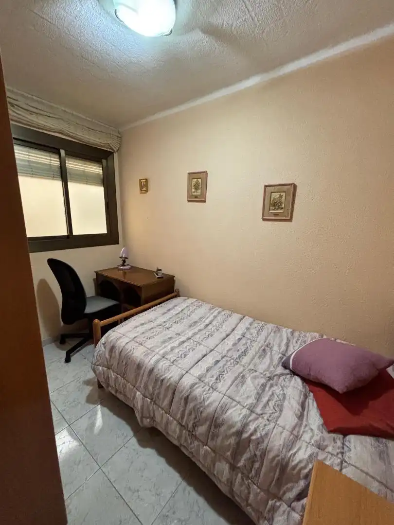 Piso de alquiler en Carrer de l'Escultor Modest Gené, 17, Llevant Habitación de Piso de alquiler en Reus con Terraza, Amueblado y Horno