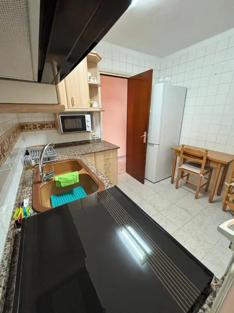 Piso de alquiler en Carrer de l'Escultor Modest Gené, 17, Llevant Cocina de Piso de alquiler en Reus con Terraza, Amueblado y Horno