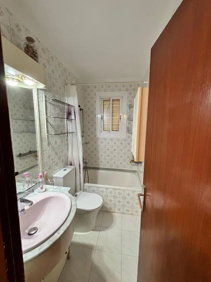 Piso de alquiler en Carrer de l'Escultor Modest Gené, 17, Llevant Baño de Piso de alquiler en Reus con Terraza, Amueblado y Horno