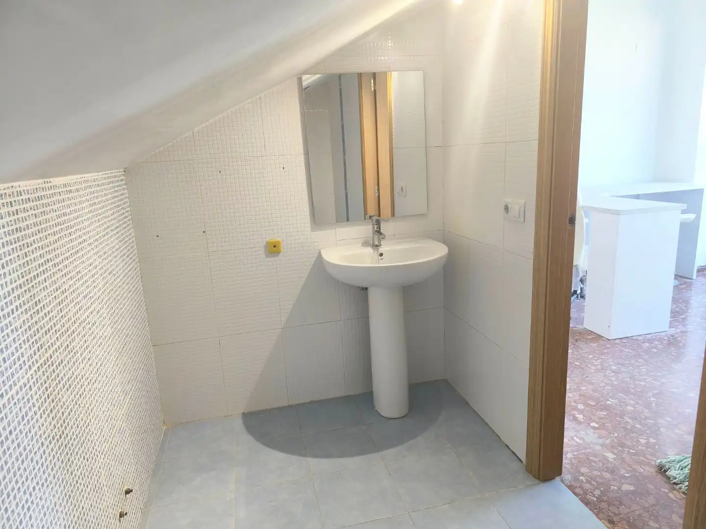 Wohnung zur Miete in Plaza Xúquer Badezimmer von Wohnung zur Miete in Paiporta mit Klimaanlage und Terrasse