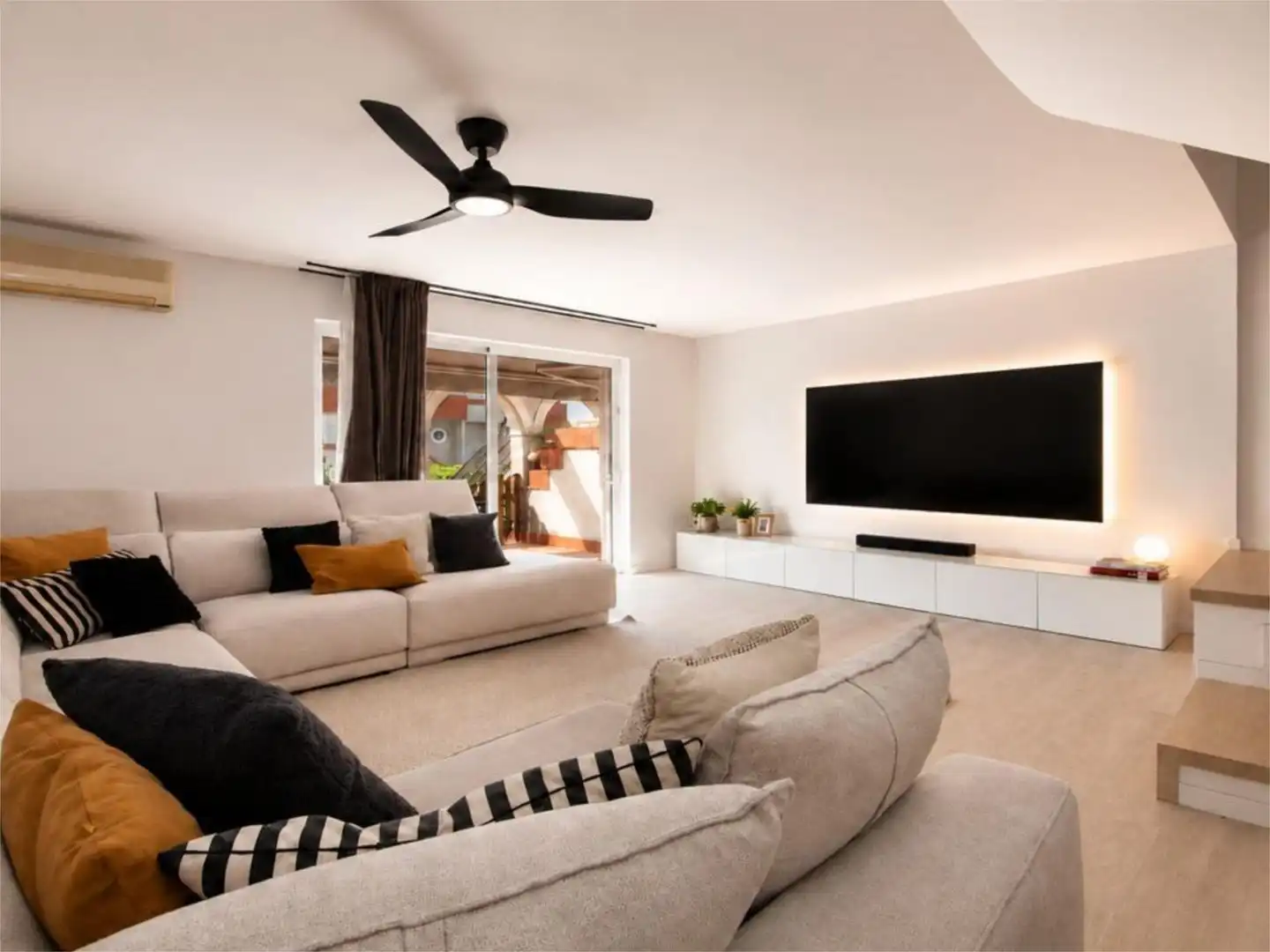Living room of Detached homes for sale in Castelldefels  with Air Conditioner and Terrace