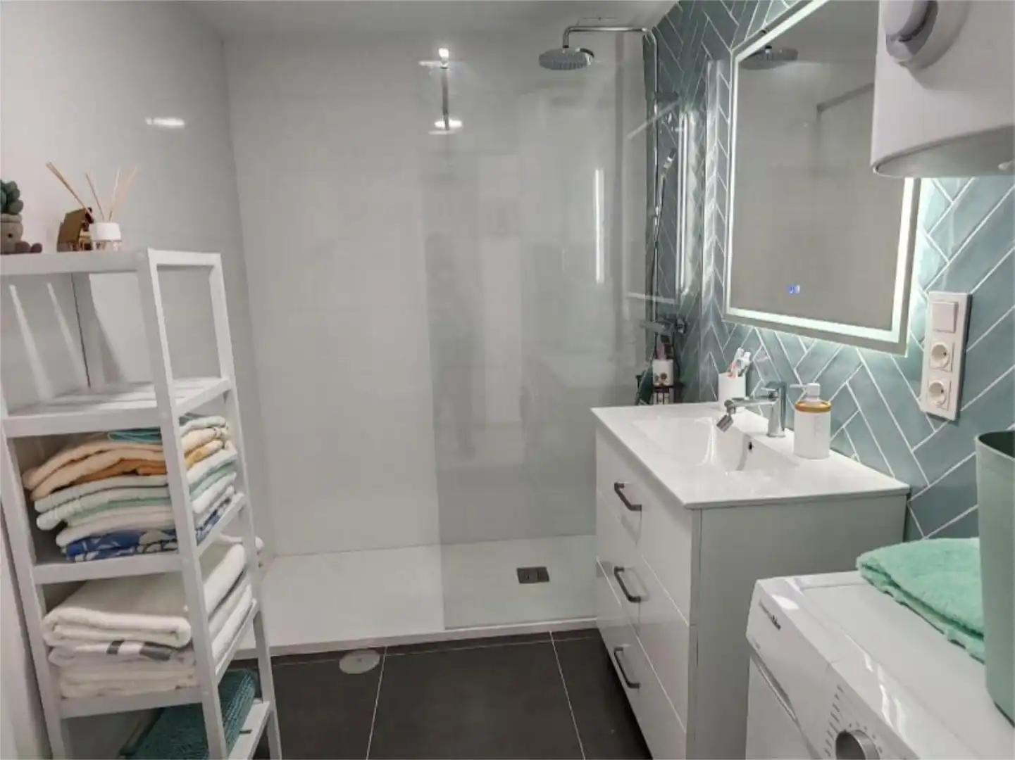 Flat for rent in Paseo San Cristóbal, 69, Almuñecar Centro Bathroom of Flat for rent in Almuñécar with Air Conditioner, Heating and Private garden