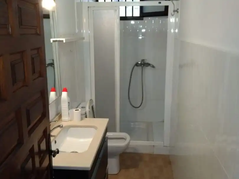 Piso de alquiler en Calle Fernández Shaw, 42, Pedregalejo - Morlaco Baño de Piso de alquiler en Málaga con Aire acondicionado, Calefacción y Jardín privado