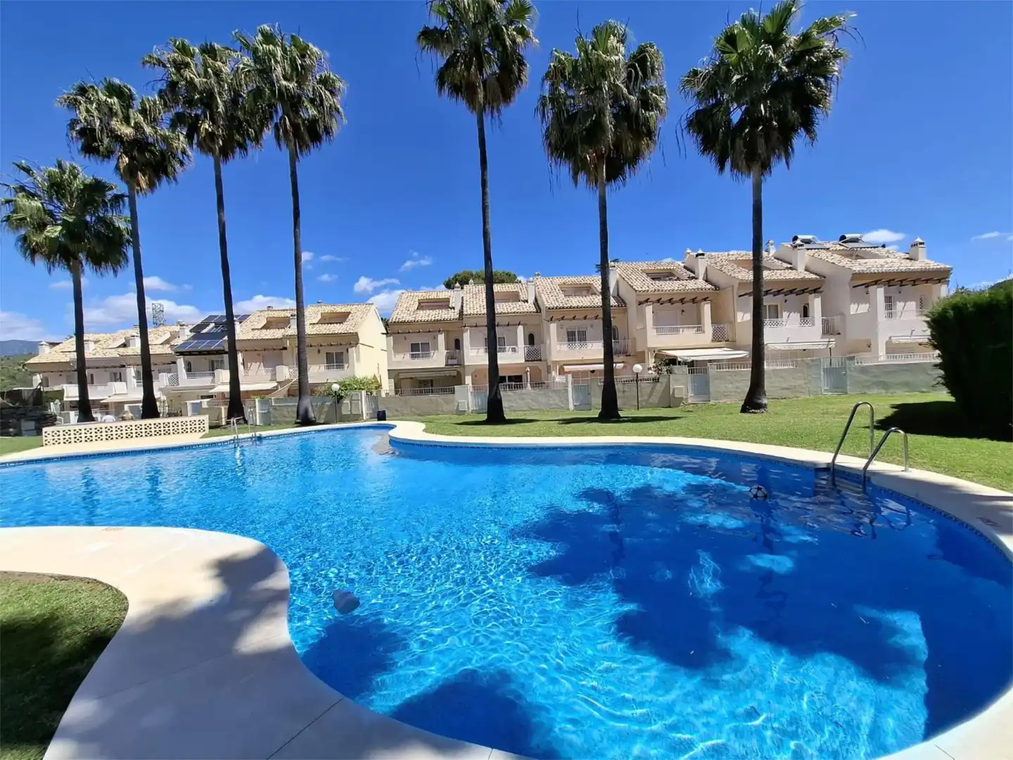 Einfamilien-Reihenhaus zum Verkauf in Calle Sand, 44, Santa Clara Schwimmbecken von Einfamilien-Reihenhaus zum Verkauf in Marbella mit Terrasse, Schwimmbad und Balkon