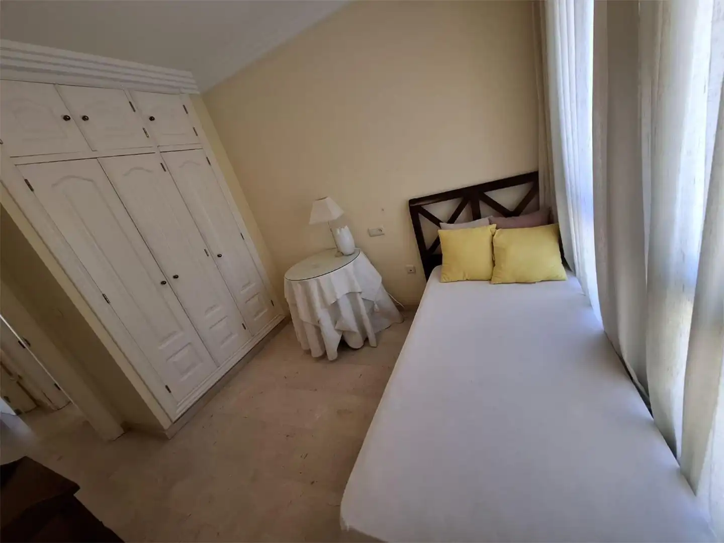 Einfamilien-Reihenhaus zum Verkauf in Calle Sand, 44, Santa Clara Schlafzimmer von Einfamilien-Reihenhaus zum Verkauf in Marbella mit Terrasse, Schwimmbad und Balkon