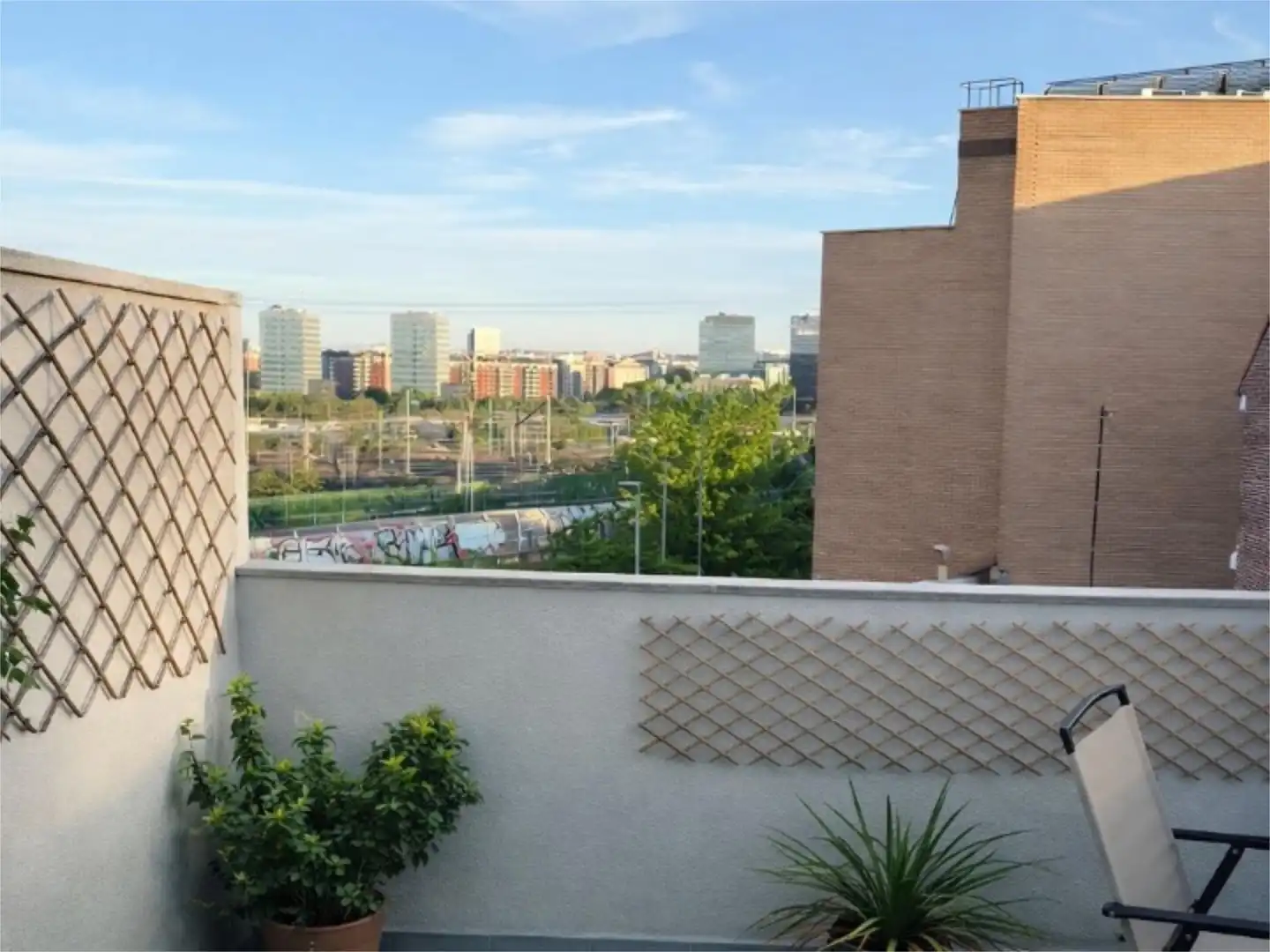 Ático de alquiler en Calle de la Sierra de Valdemeca, 9, San Diego Terraza de Ático de alquiler en Madrid con Aire acondicionado, Calefacción y Jardín privado