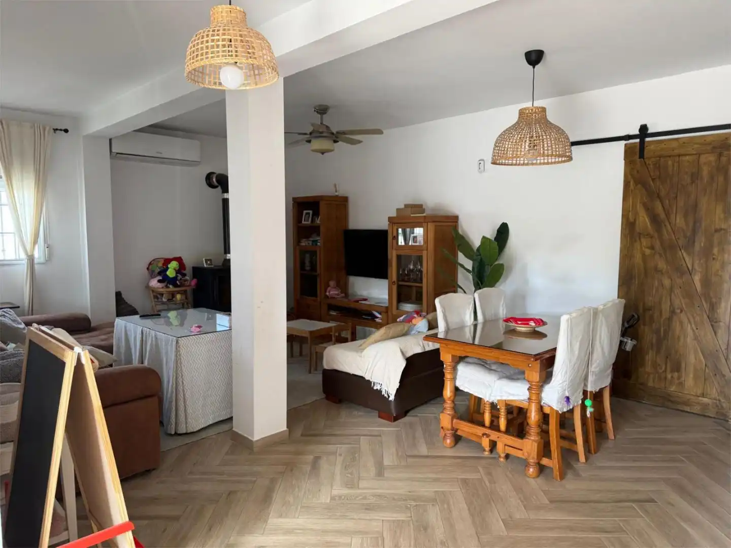 Houses for sale in Calle Libertad, 24, Oromana Living room of Houses for sale in Alcalá de Guadaira with Air Conditioner and Swimming Pool