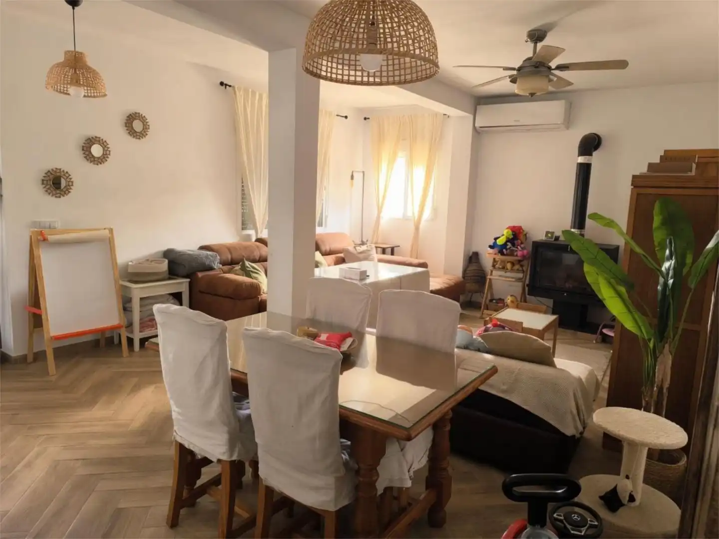 Houses for sale in Calle Libertad, 24, Oromana Living room of Houses for sale in Alcalá de Guadaira with Air Conditioner and Swimming Pool