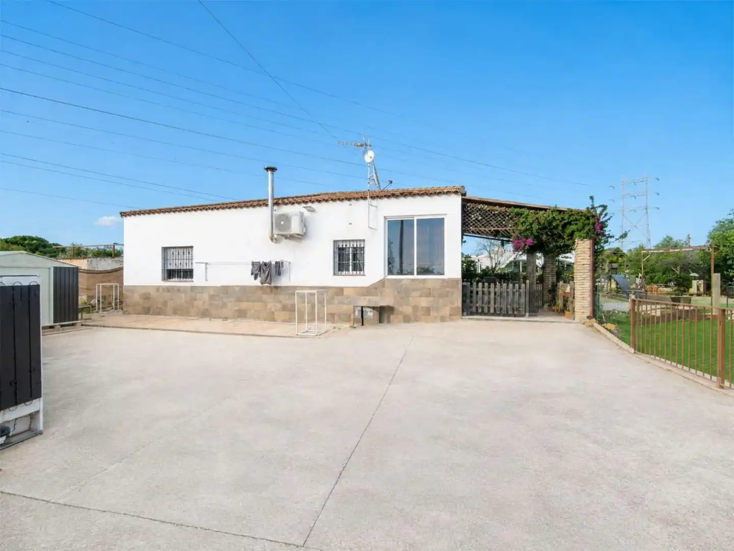 Houses for sale in Calle Libertad, 24, Oromana Exterior view of Houses for sale in Alcalá de Guadaira with Air Conditioner and Swimming Pool