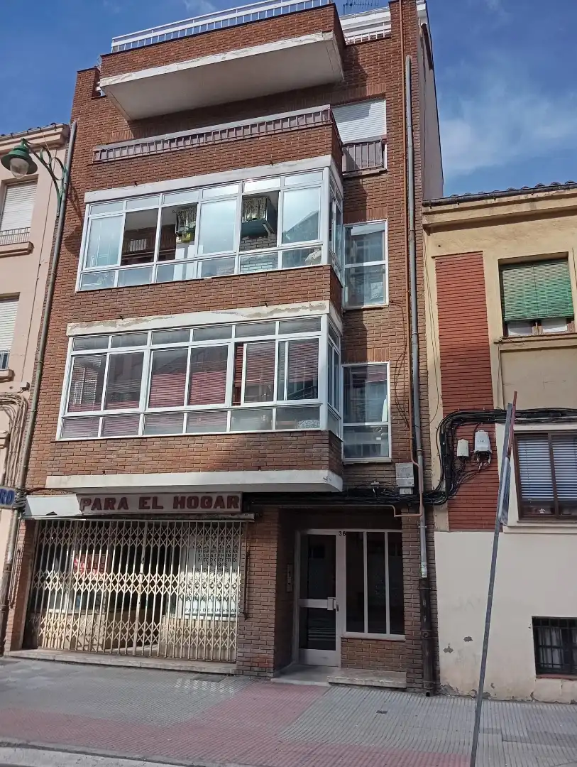 Vista exterior de Piso en venta en León Capital  con Balcón