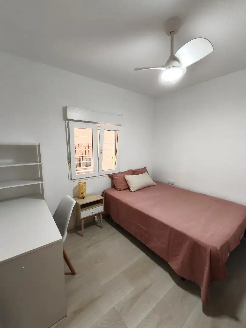 Habitació a Passeig de la Peira, 43, El Turó de la Peira Dormitori de Pis per a compartir en Barcelona amb Moblat, Forn i Rentadora