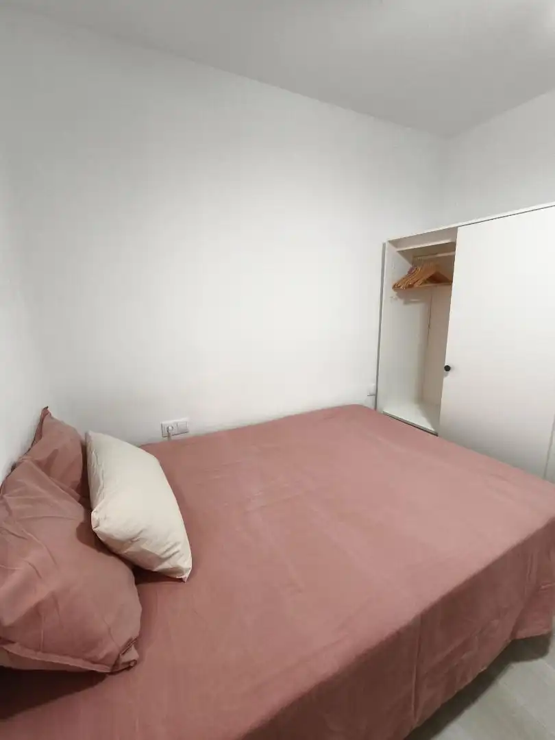 Habitació a Passeig de la Peira, 43, El Turó de la Peira Dormitori de Pis per a compartir en Barcelona amb Moblat, Forn i Rentadora