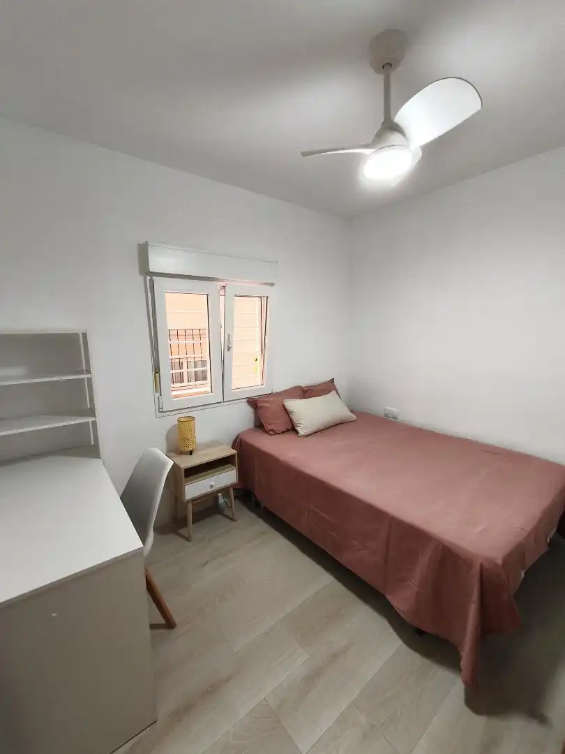 Habitació a Passeig de la Peira, 43, El Turó de la Peira Dormitori de Pis per a compartir en Barcelona amb Moblat, Forn i Rentadora