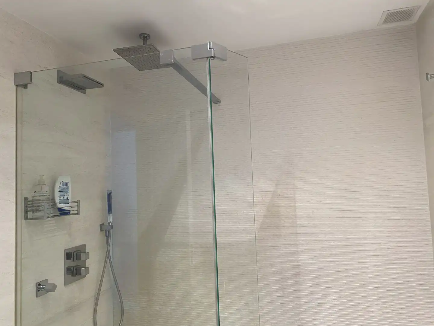 Badezimmer von Dachboden zum Verkauf in  Madrid Capital mit Klimaanlage, Terrasse und Schwimmbad