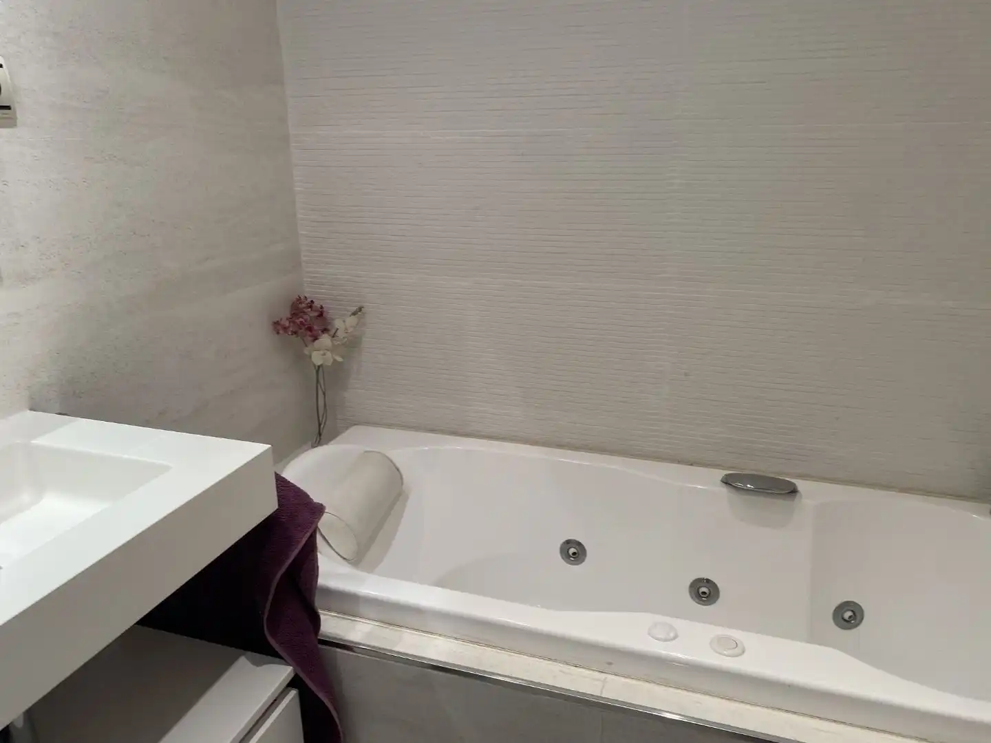 Badezimmer von Dachboden zum Verkauf in  Madrid Capital mit Klimaanlage, Terrasse und Schwimmbad
