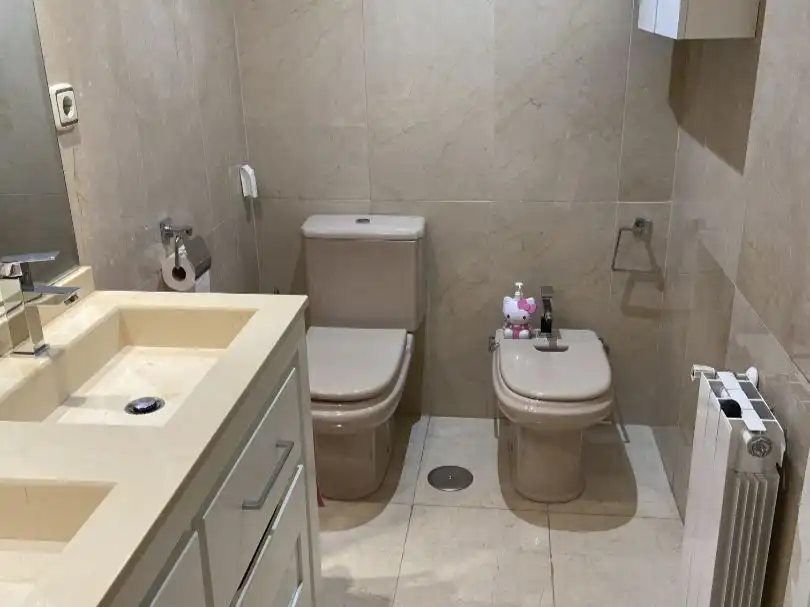 Badezimmer von Dachboden zum Verkauf in  Madrid Capital mit Klimaanlage, Terrasse und Schwimmbad
