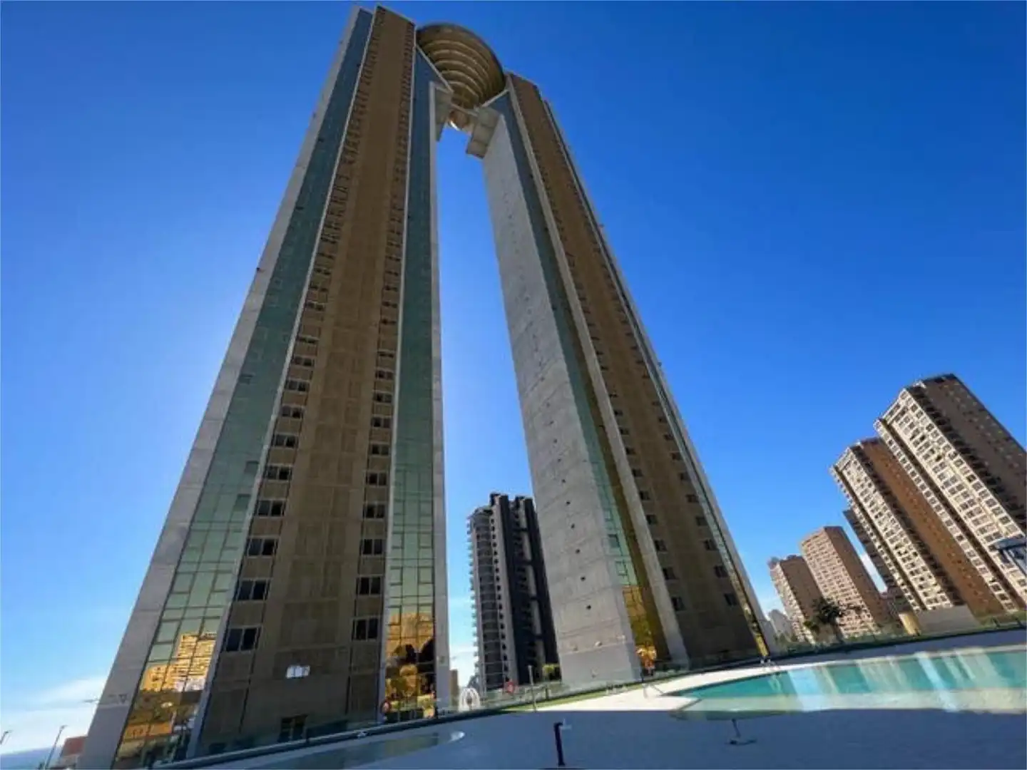 Wohnungen zum Verkauf in Playa Poniente Außenansicht von Wohnungen zum Verkauf in Benidorm mit Terrasse und Schwimmbad