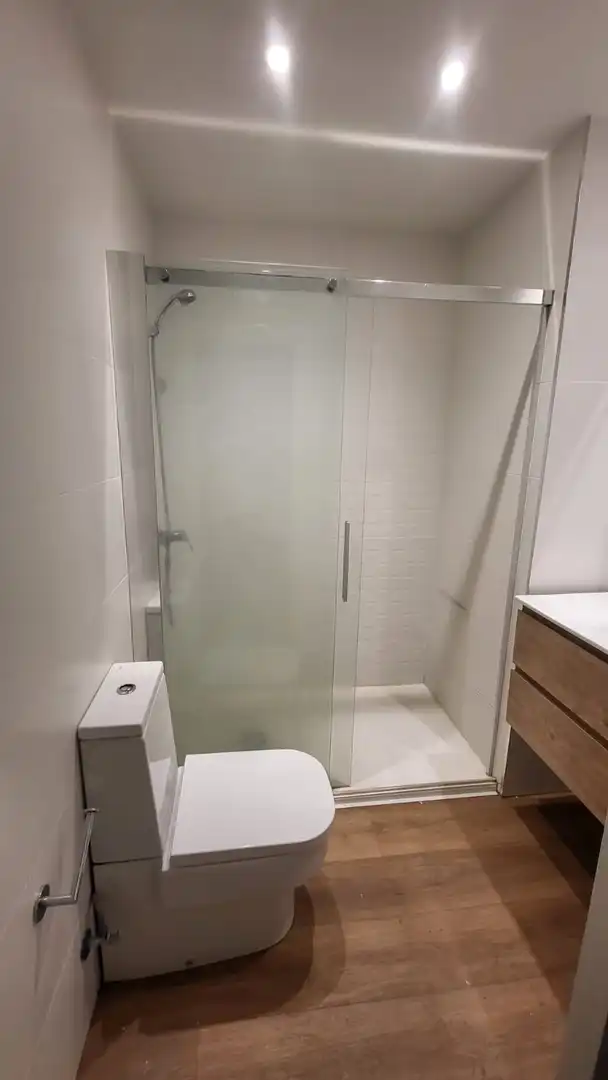 Piso en venta en Travesía Garbera, Intxaurrondo Baño de Piso en venta en Donostia - San Sebastián con Amueblado
