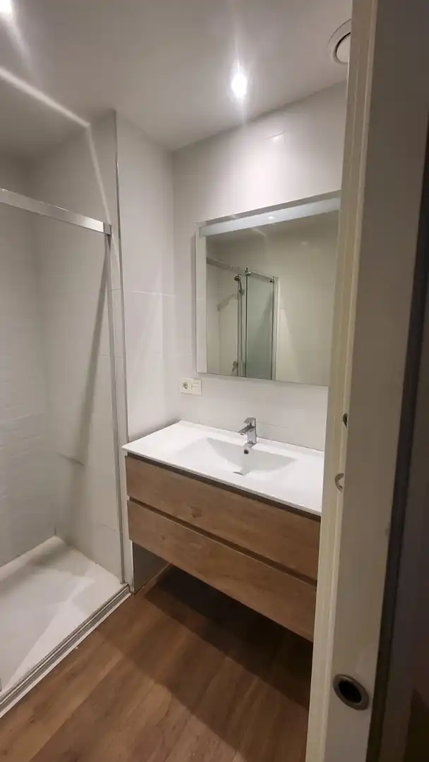 Piso en venta en Travesía Garbera, Intxaurrondo Baño de Piso en venta en Donostia - San Sebastián con Amueblado
