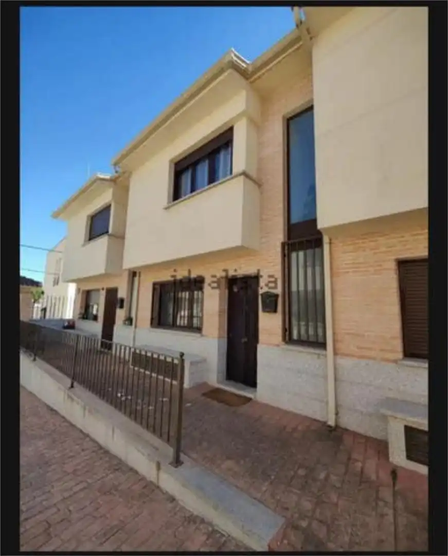 Casa adosada en venta en Cenicientos Vista exterior de Casa adosada en venta en Cenicientos con Trastero