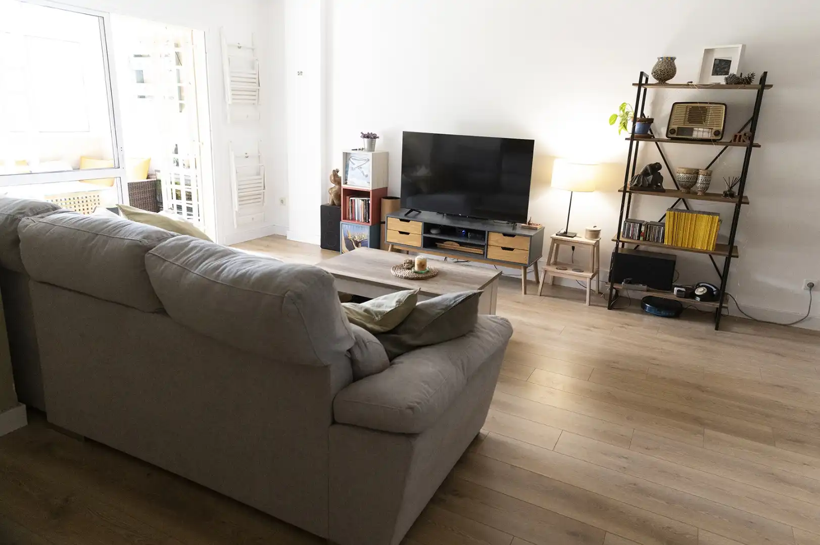 Piso en venta en Calle Alcaparron, 26, Cerrado de Calderón - Hacienda Paredes Sala de estar de Piso en venta en Málaga con Aire acondicionado, Jardín privado y Parquet
