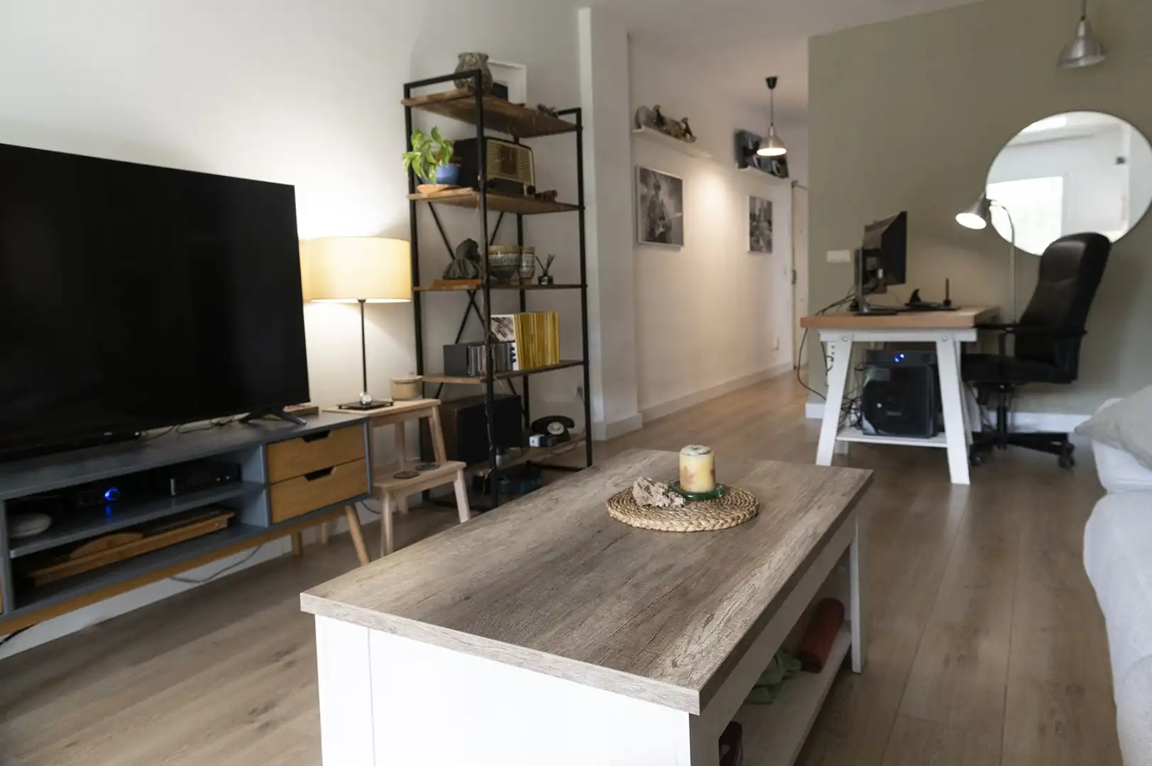 Piso en venta en Calle Alcaparron, 26, Cerrado de Calderón - Hacienda Paredes Sala de estar de Piso en venta en Málaga con Aire acondicionado, Jardín privado y Parquet