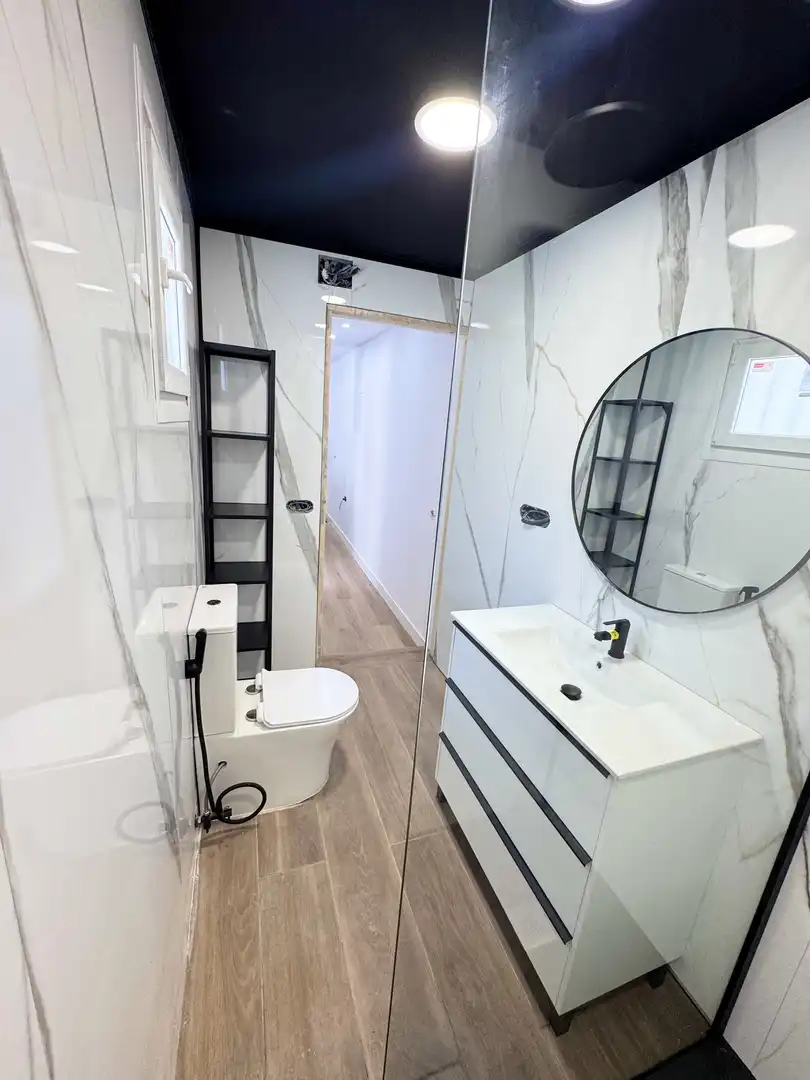Badezimmer von Erdgeschoss zur Miete in Jerez de la Frontera mit Klimaanlage, Heizung und Parkett
