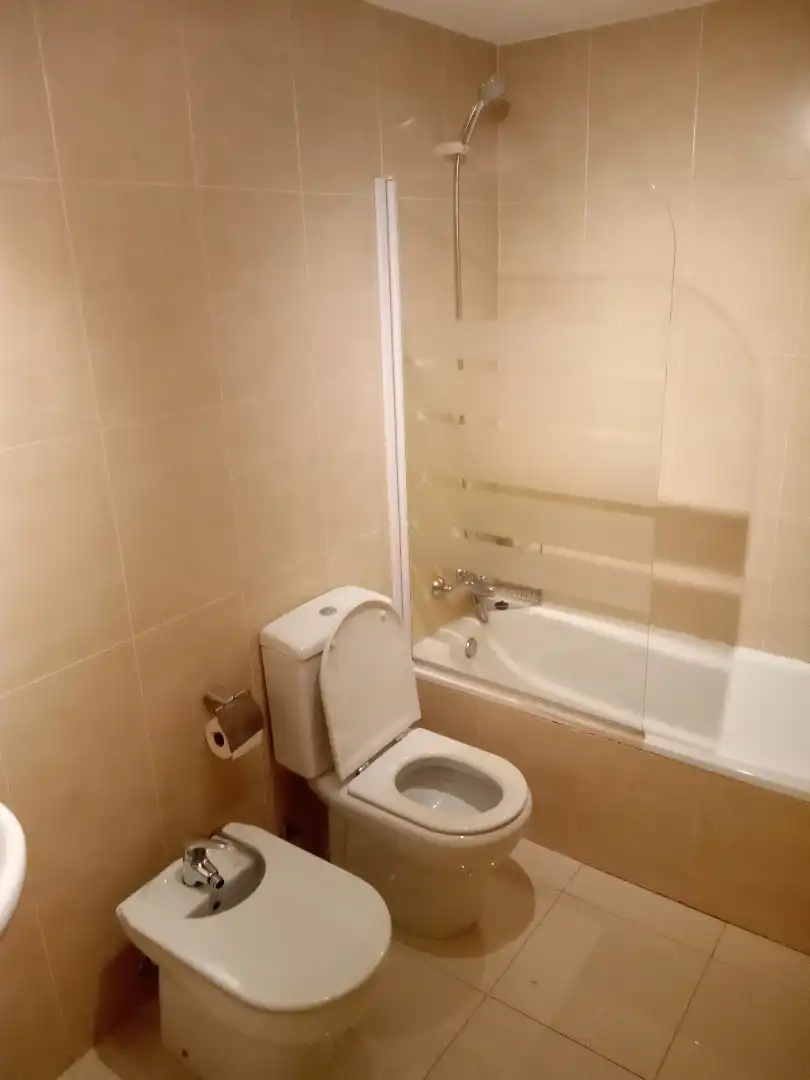 Baño de Piso de alquiler en Madrid con Calefacción, Jardín privado y Parquet