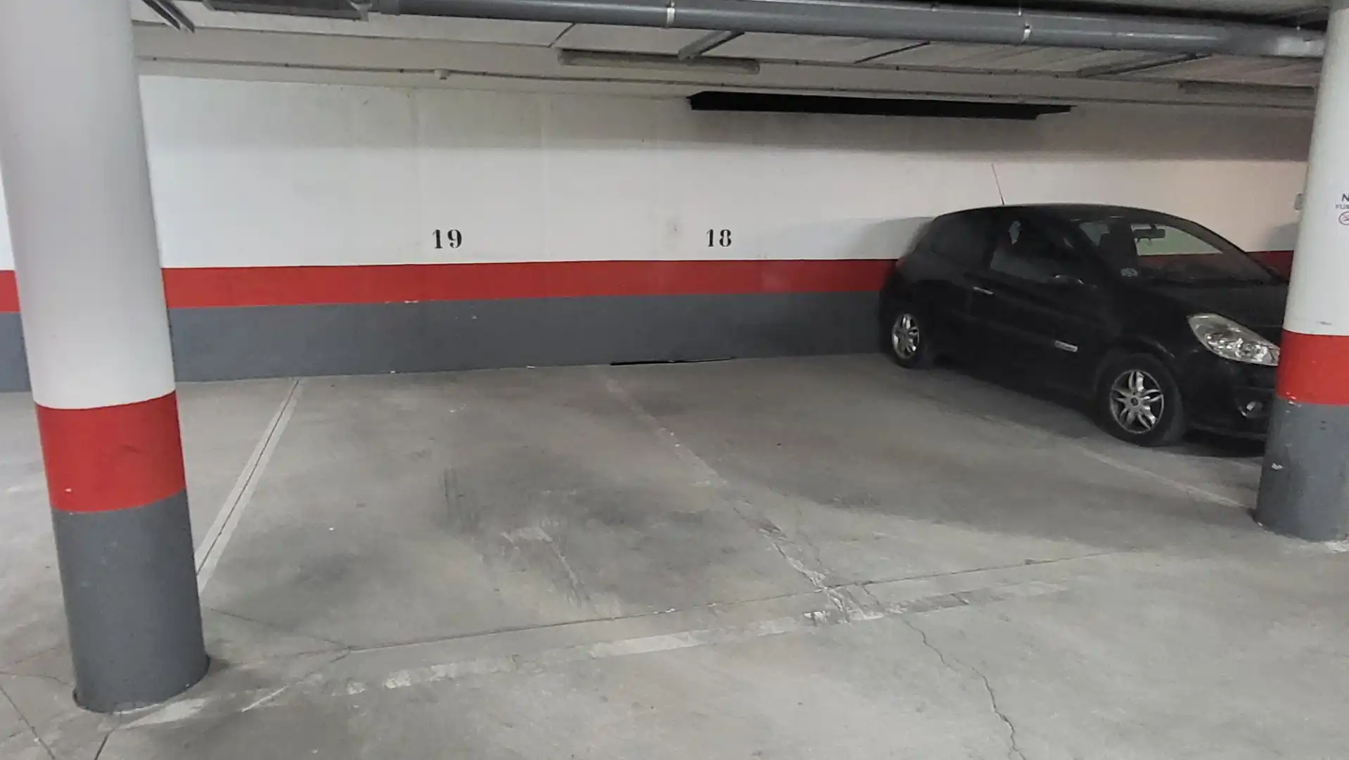Garage for rent in Calle de la Sierra de Palomeras, 31, Casco Histórico de Vallecas Parking of Garage for rent in Madrid