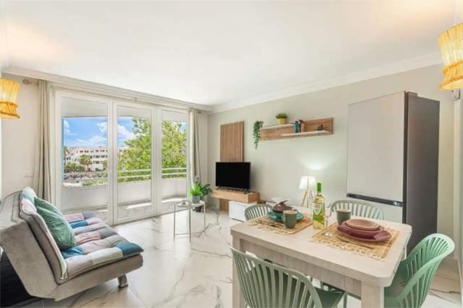 Piso en venta en Palm - Mar Sala de estar de Piso en venta en Arona con Terraza, Piscina y Amueblado
