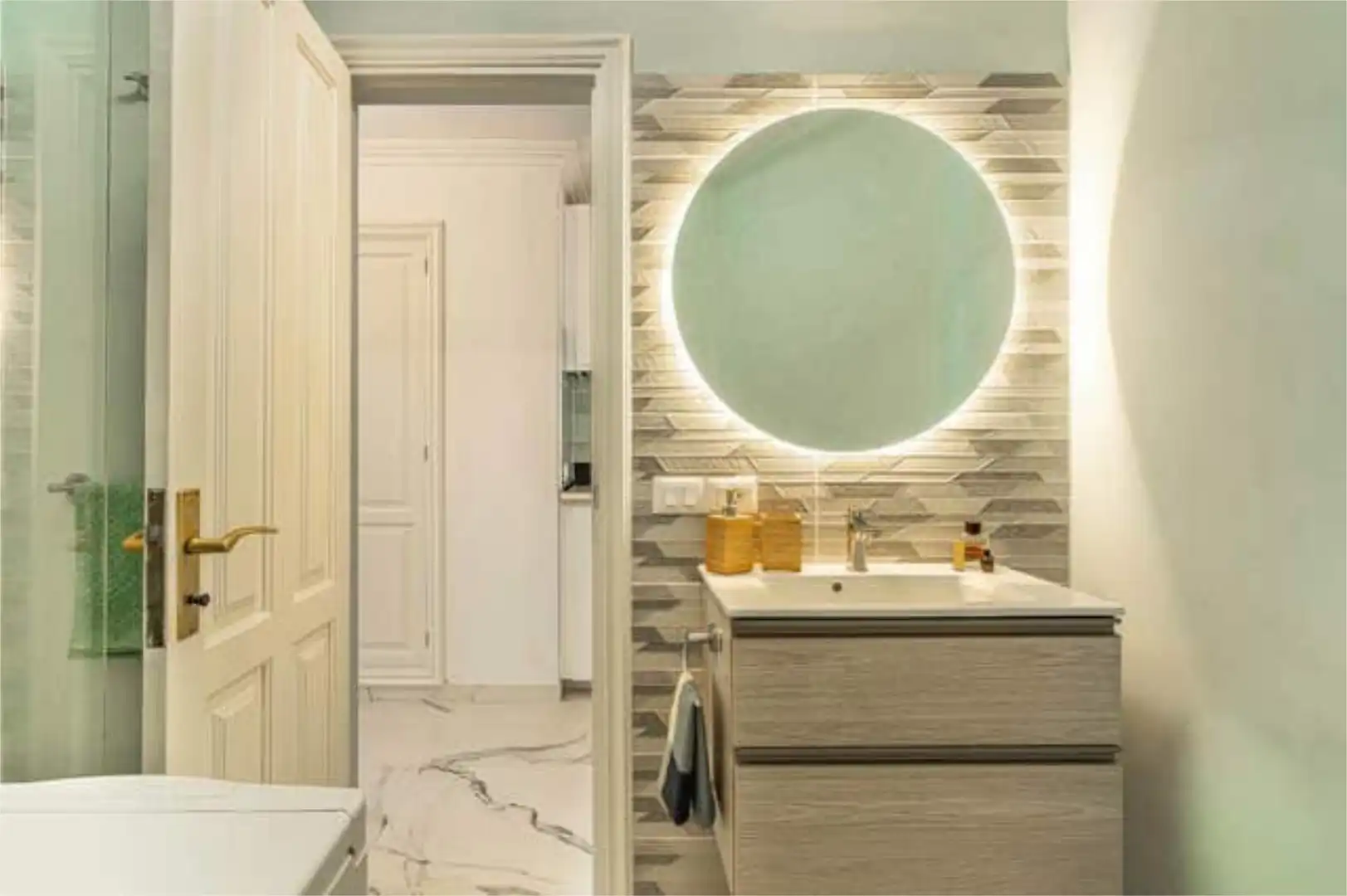 Piso en venta en Palm - Mar Baño de Piso en venta en Arona con Terraza, Piscina y Amueblado