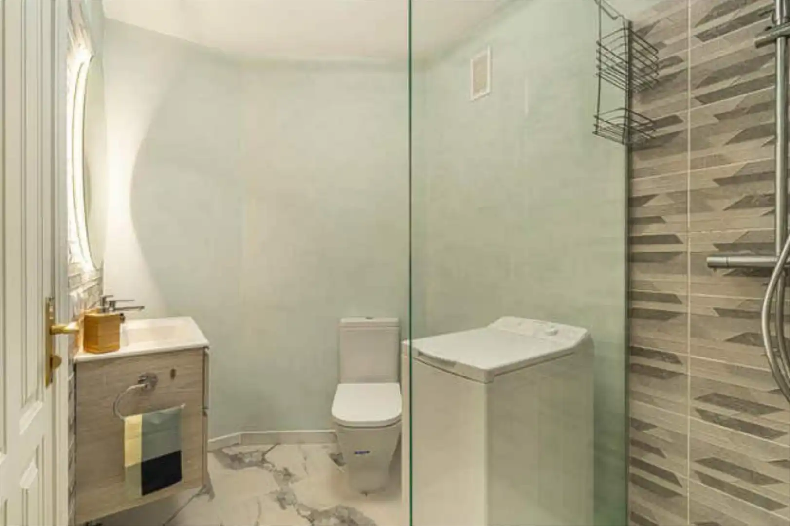 Piso en venta en Palm - Mar Baño de Piso en venta en Arona con Terraza, Piscina y Amueblado