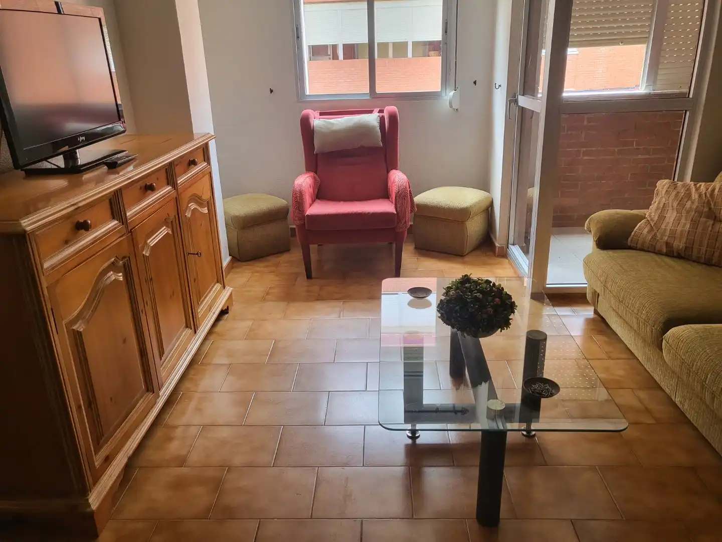 Piso de alquiler en Plaza Acuario, 1, Nuevo Parque - Los Rosales - Tráfico Pesado Sala de estar de Piso de alquiler en Huelva con Amueblado y Balcón