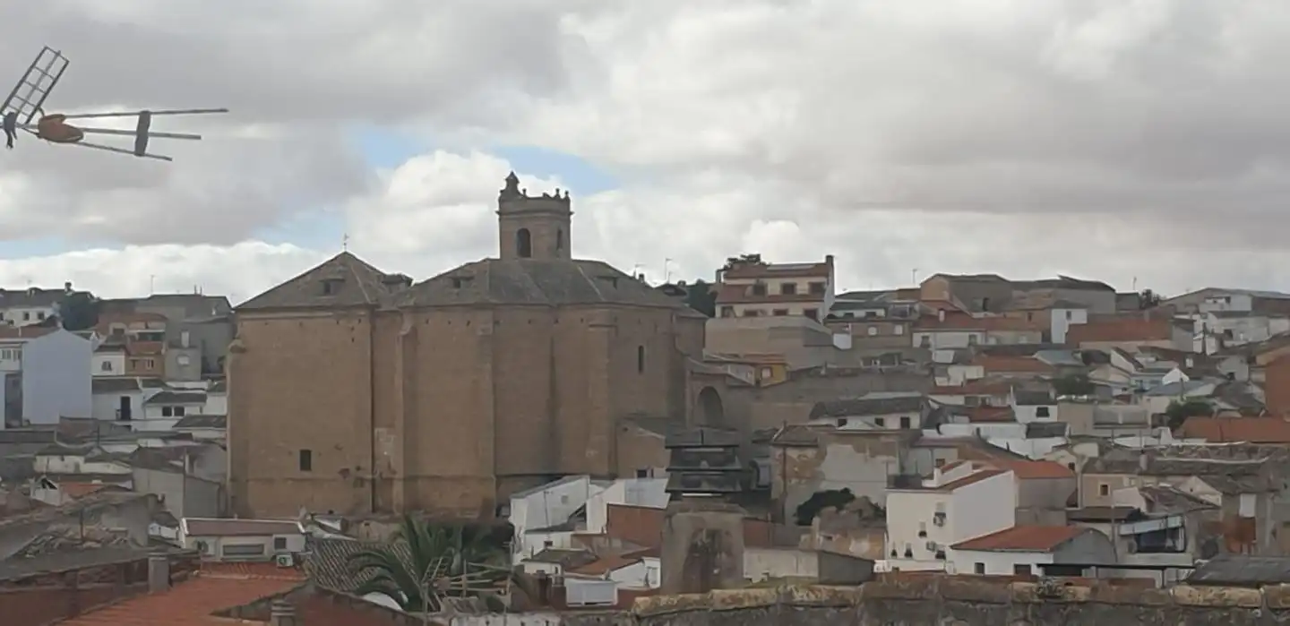 Vista exterior de Casa o xalet en venda en Santa Cruz de la Zarza amb Terrassa, Moblat i Balcó