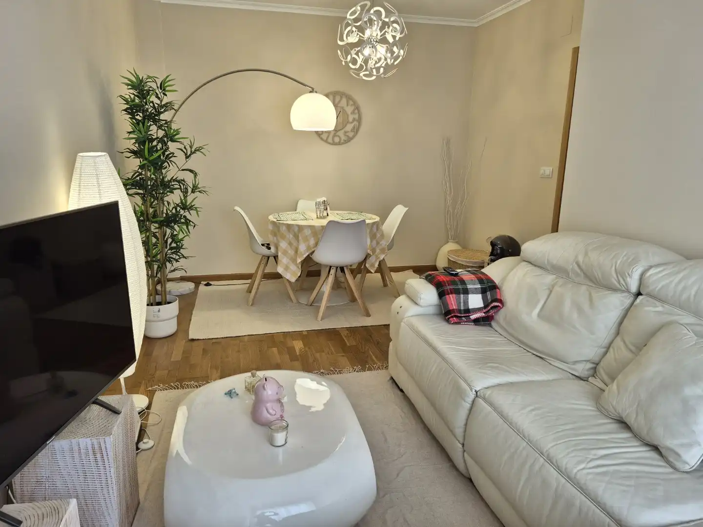 Piso en venta en Rúa Doutor Gasalla, 6, A Milagrosa Sala de estar de Piso en venta en Lugo con Calefacción, Trastero y Amueblado