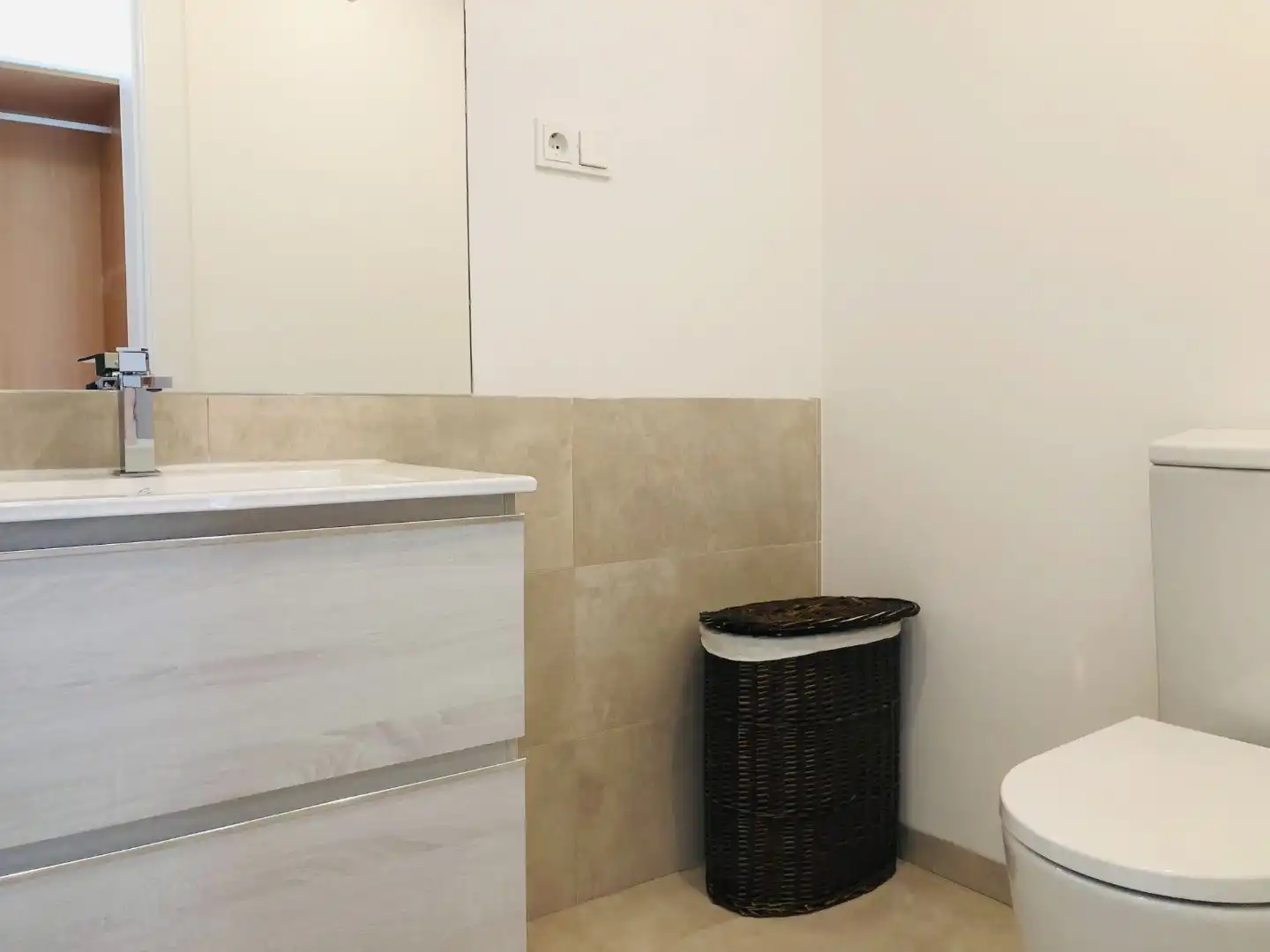 Bathroom of Flat for rent in Madrid  with Air Conditioner, Heating and Storage room