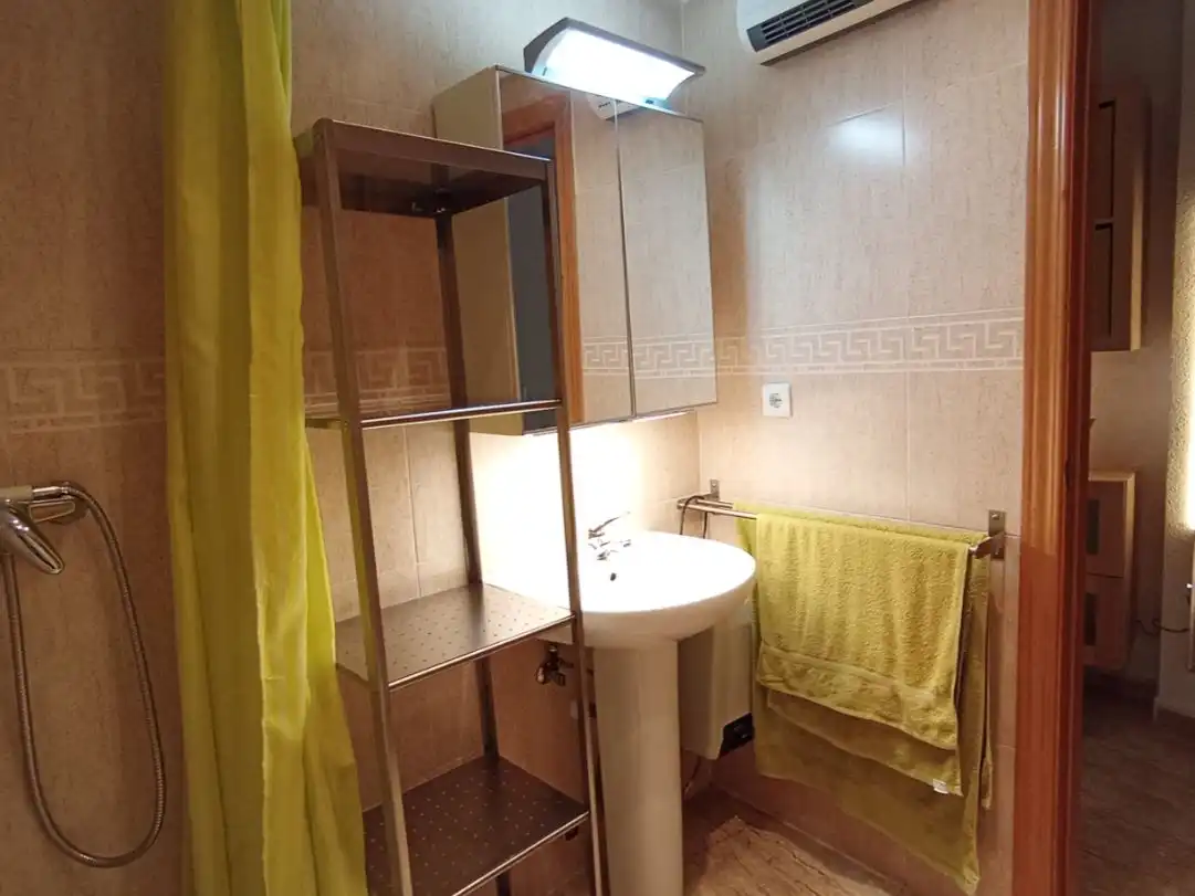Piso de alquiler en Calle Olivares, 2, Puerta de Cuartos - Avda. de Portugal Baño de Piso de alquiler en Talavera de la Reina con Aire acondicionado, Calefacción y Jardín privado