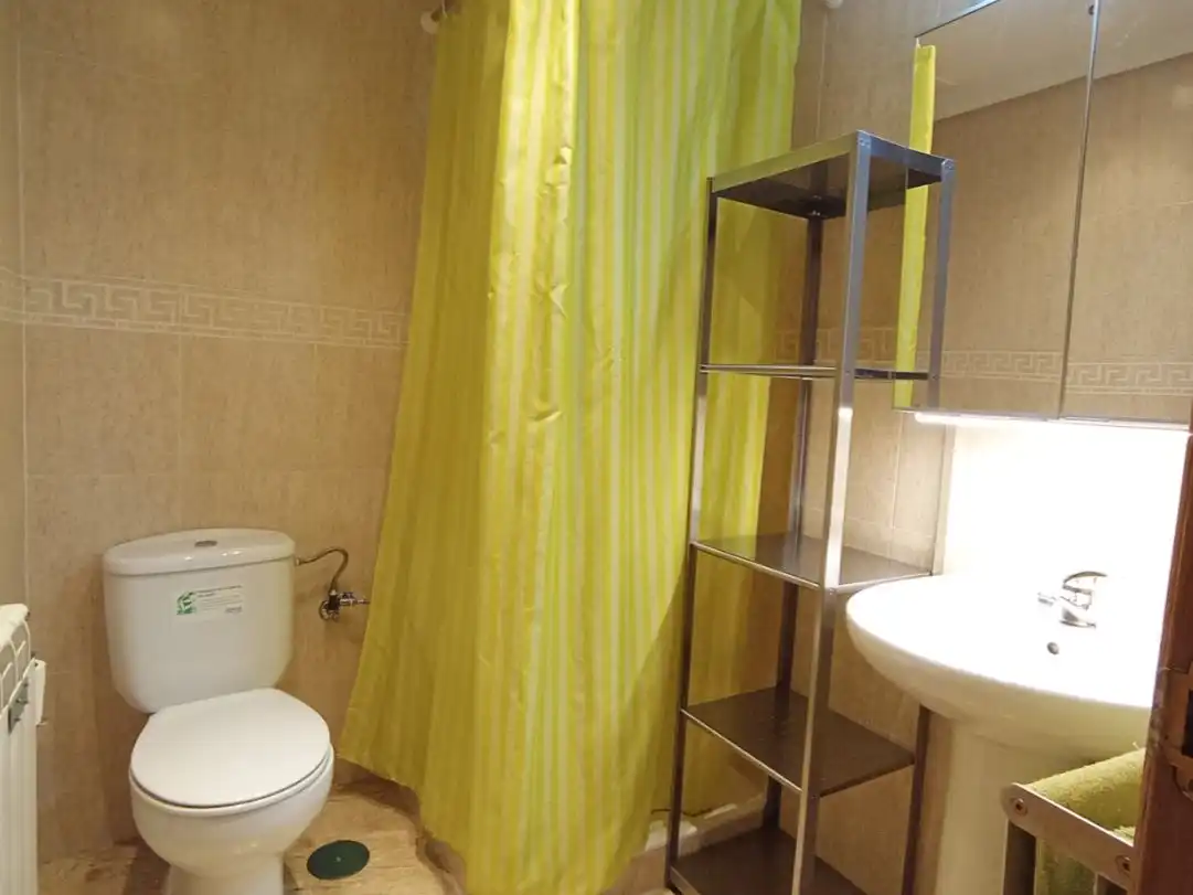 Piso de alquiler en Calle Olivares, 2, Puerta de Cuartos - Avda. de Portugal Baño de Piso de alquiler en Talavera de la Reina con Aire acondicionado, Calefacción y Jardín privado