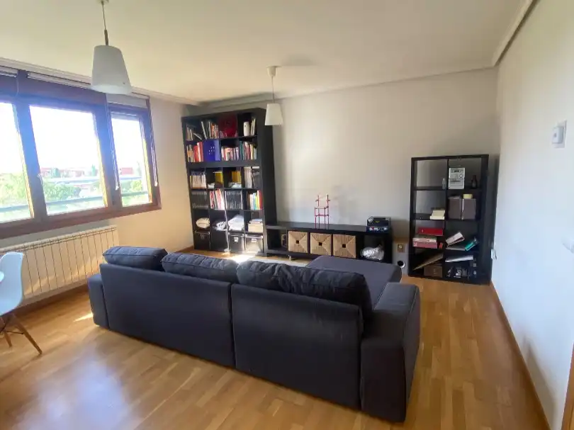 Pis en venda a Calle de la Sierra de Gredos, 1, Hospital Nuevo Sala d'estar de Pis en venda en Valladolid amb Calefacció, Parquet i Terrassa