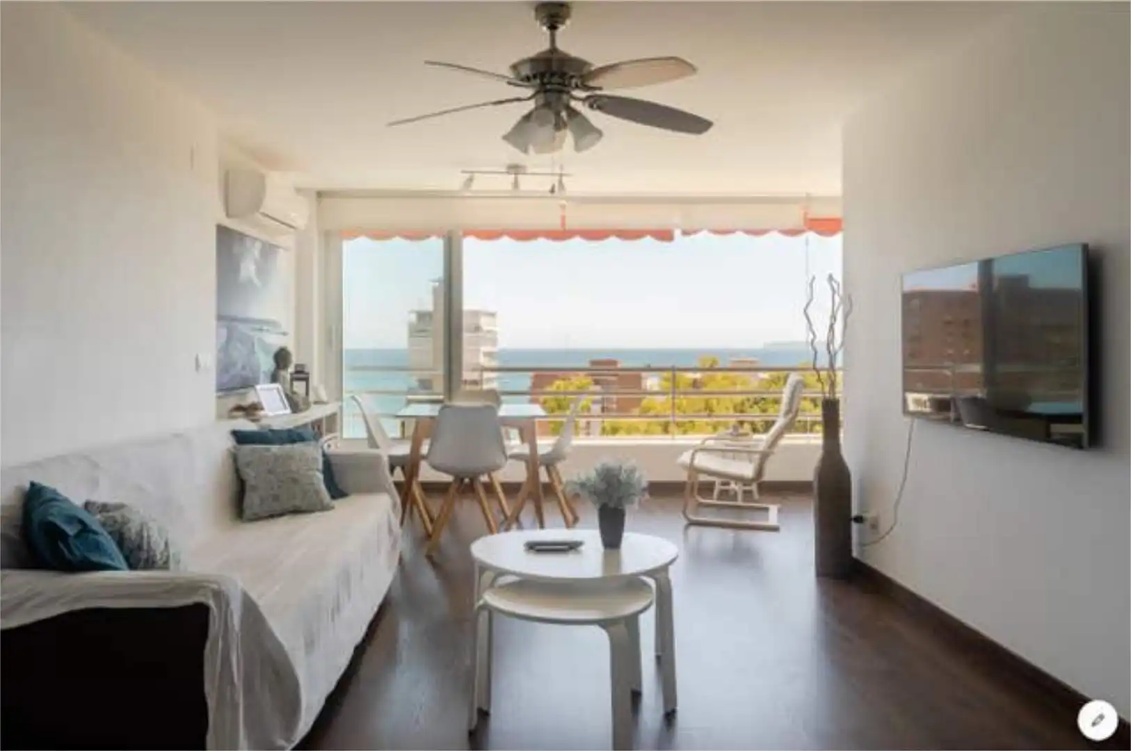 Apartament de lloguer a Albufereta Sala d'estar de Apartament de lloguer en Alicante / Alacant amb Piscina i Moblat