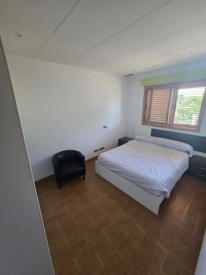 Habitación en Carrer Montsoriu, 29, Fogars de la Selva Habitación de Casa adosada para compartir en Fogars de la Selva con Aire acondicionado, Calefacción y Jardín privado