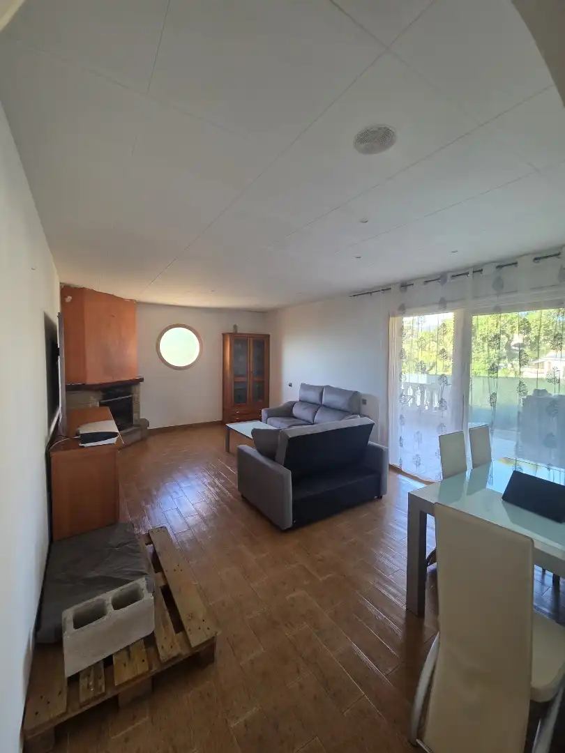 Habitación en Carrer Montsoriu, 29, Fogars de la Selva Sala de estar de Casa adosada para compartir en Fogars de la Selva con Aire acondicionado, Calefacción y Jardín privado