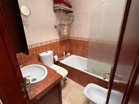 Badezimmer von Einfamilien-Reihenhaus zum Verkauf in El Sauzal mit Parkett, Terrasse und Balkon