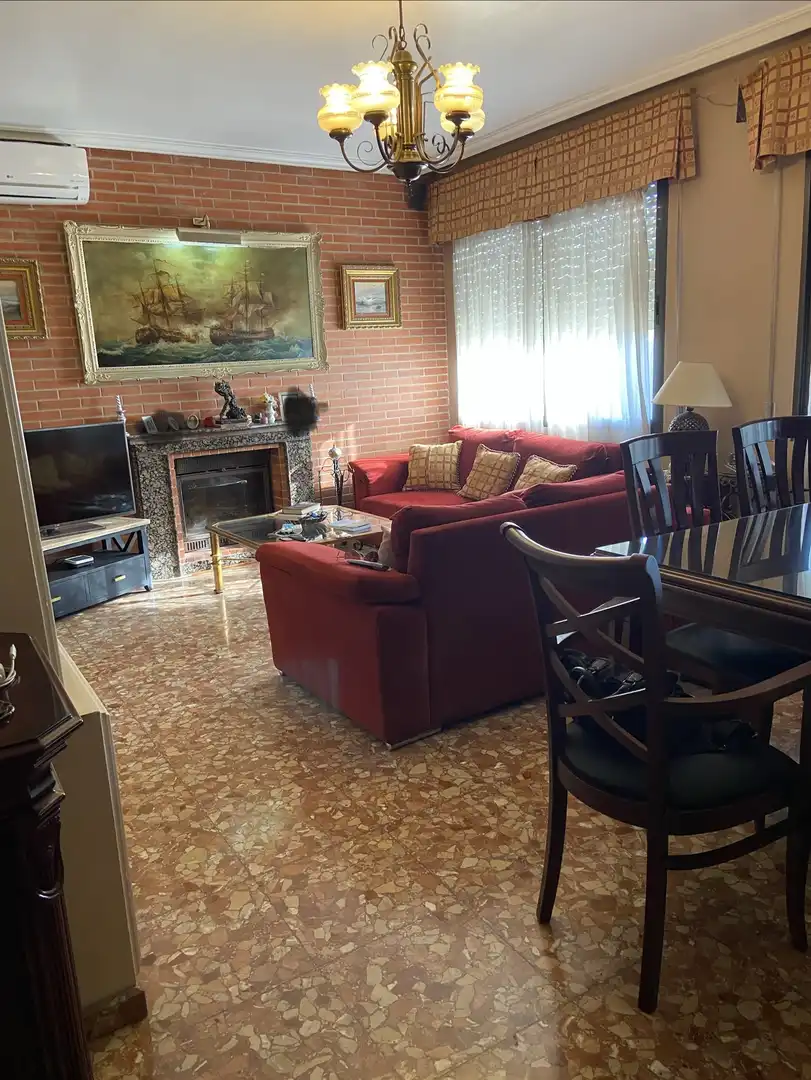 Casa o xalet en venda a Calle Lucero del Alba, 12, Palomares del Río Sala d'estar de Casa o xalet en venda en Palomares del Río amb Aire condicionat, Terrassa i Piscina