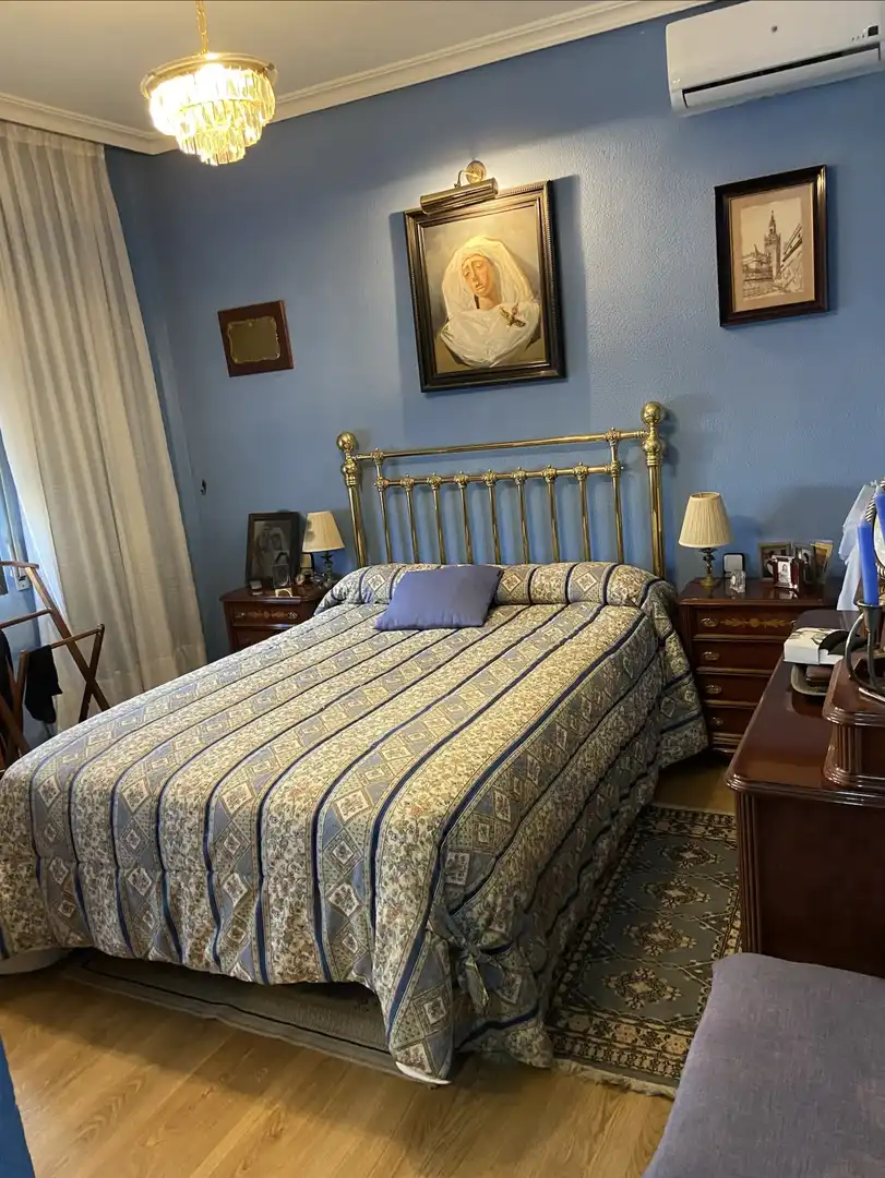 Casa o xalet en venda a Calle Lucero del Alba, 12, Palomares del Río Dormitori de Casa o xalet en venda en Palomares del Río amb Aire condicionat, Terrassa i Piscina