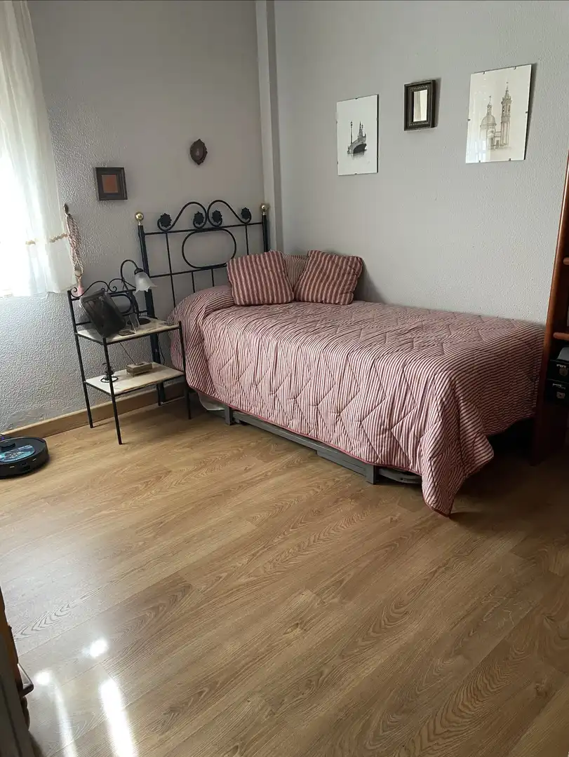 Casa o xalet en venda a Calle Lucero del Alba, 12, Palomares del Río Dormitori de Casa o xalet en venda en Palomares del Río amb Aire condicionat, Terrassa i Piscina