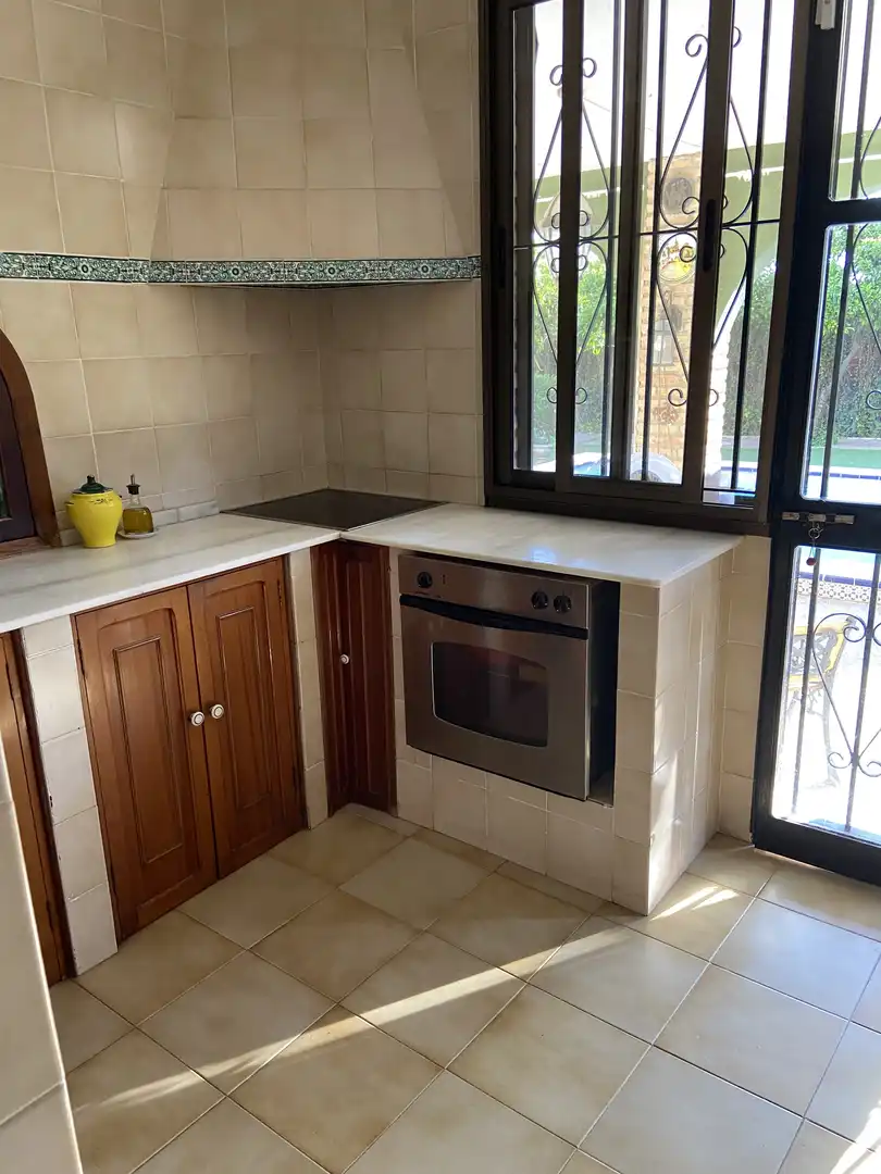 Casa o xalet en venda a Calle Lucero del Alba, 12, Palomares del Río Cuina de Casa o xalet en venda en Palomares del Río amb Aire condicionat, Terrassa i Piscina